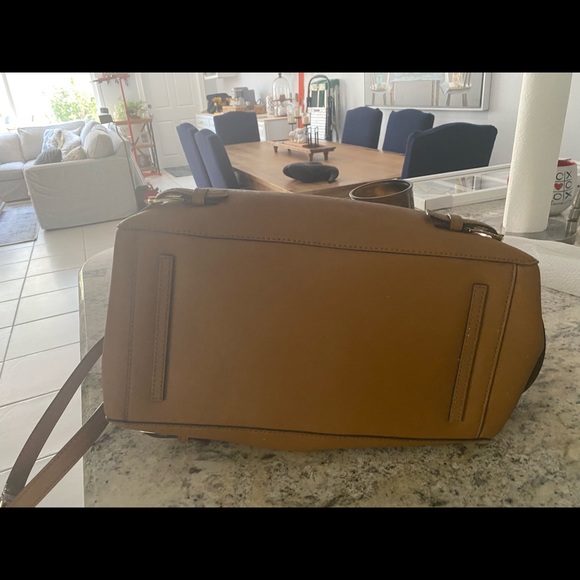 Very good condition slightly used Tory Birch bag with dust cover. - Picture 3 of 4